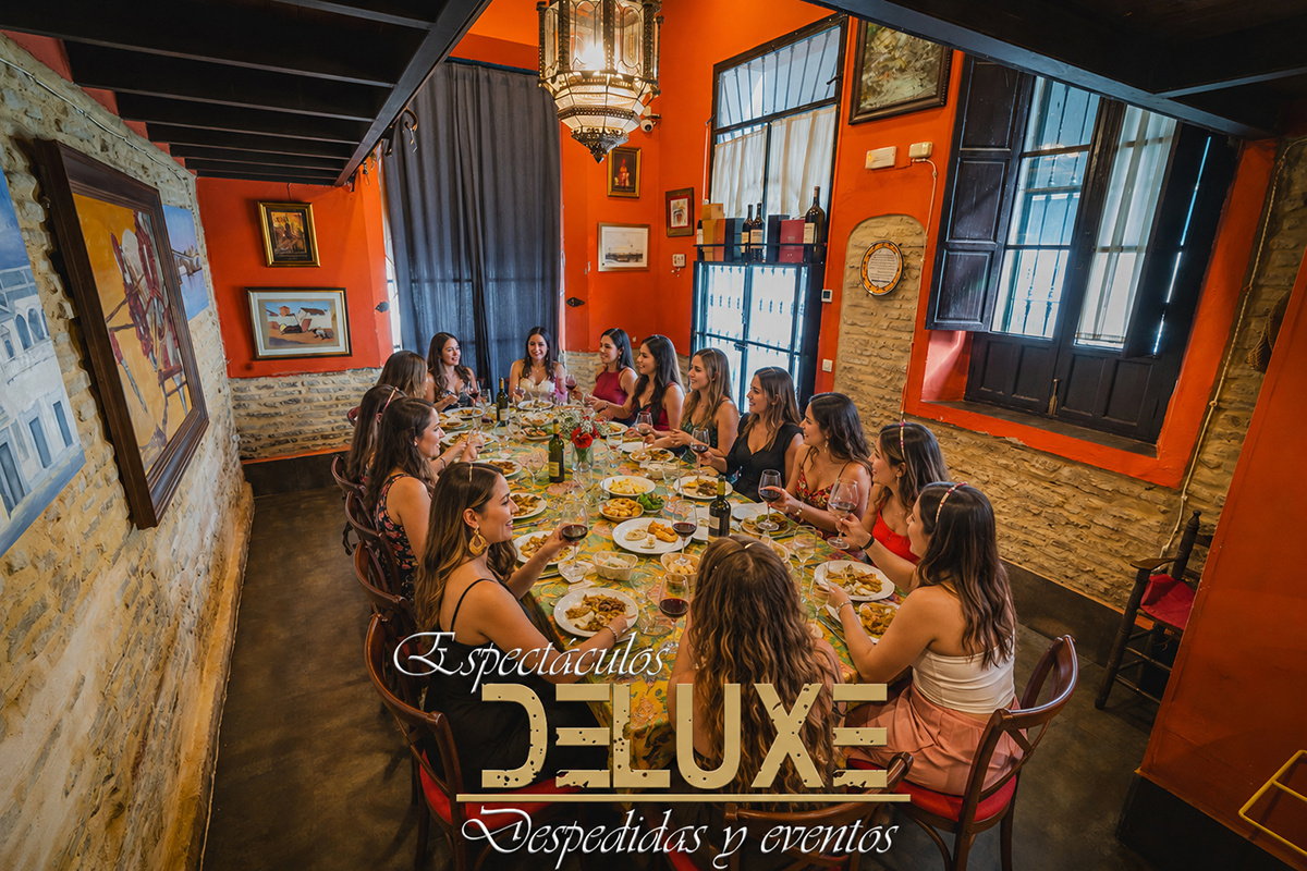 Grupo celebrando una despedida de soltera en un restaurante privado de Triana