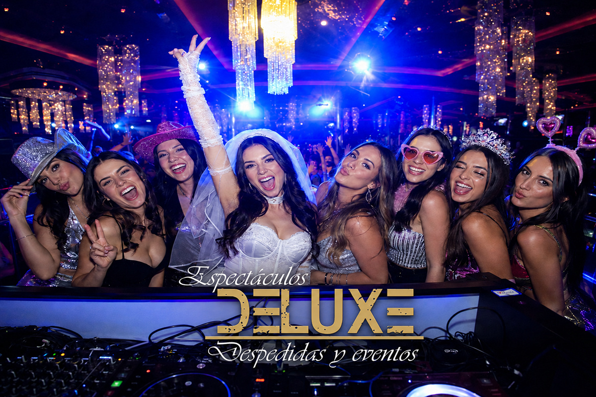 Grupo celebrando una despedida en Sevilla